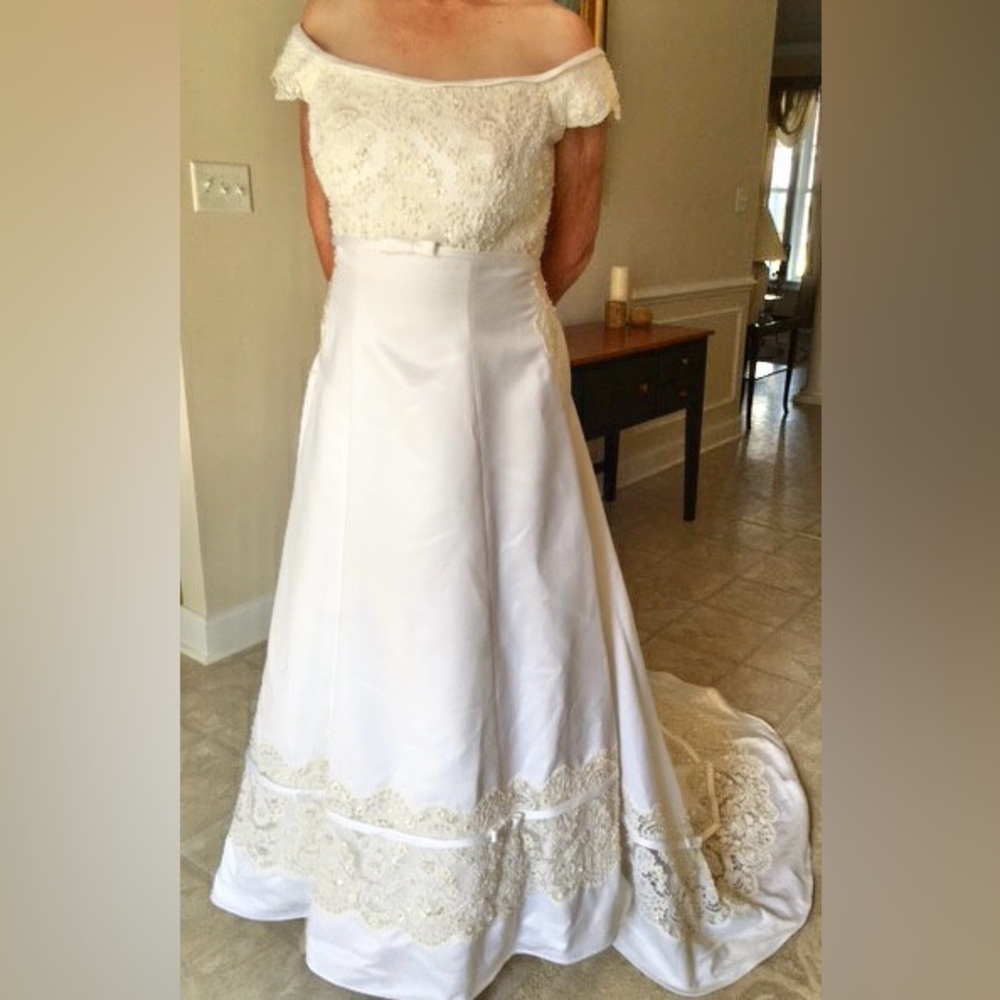 Elegant Off-Shoulder Lace Wedding Dress